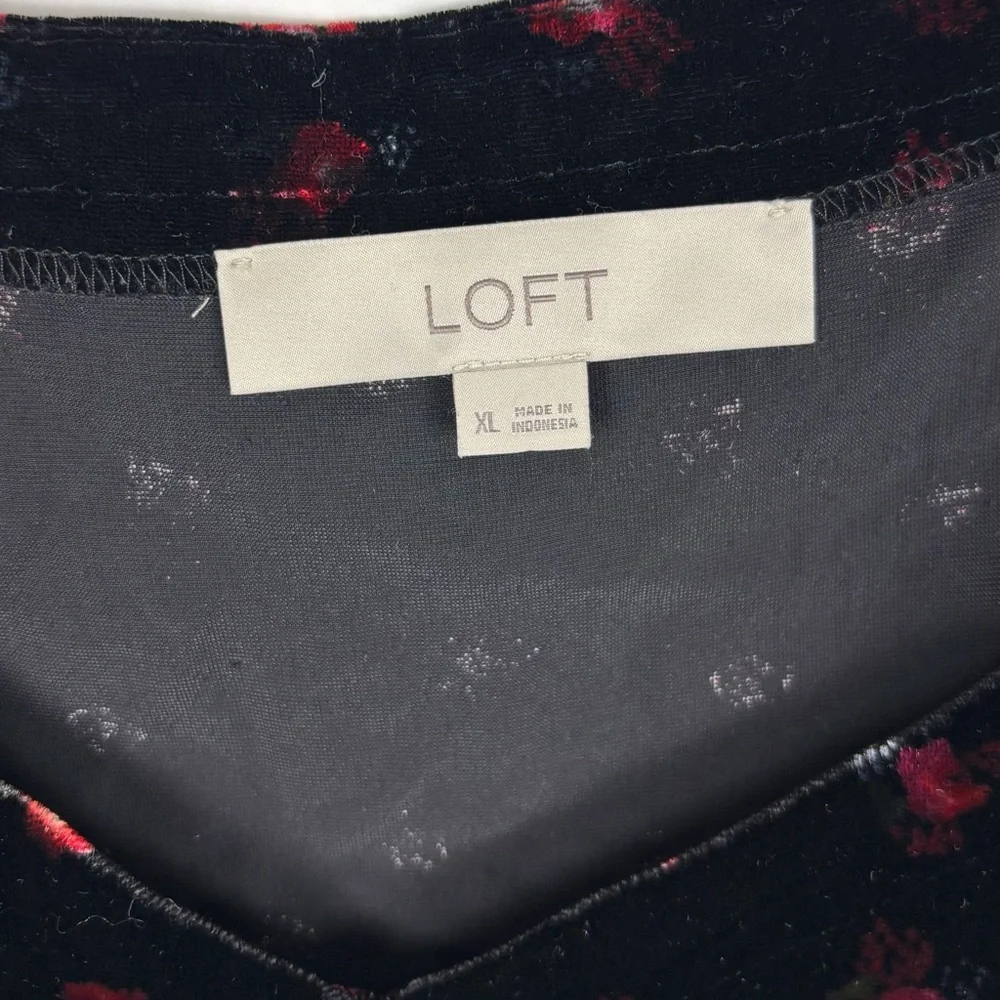 Loft Top Size XL Black Velvet Red Floral Puff Sleeve Sweetheart Neck Feminine